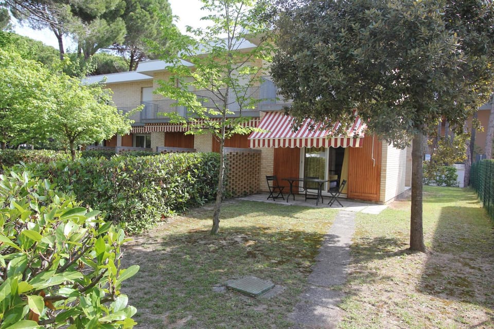 Property building, Facade/entrance, Garden