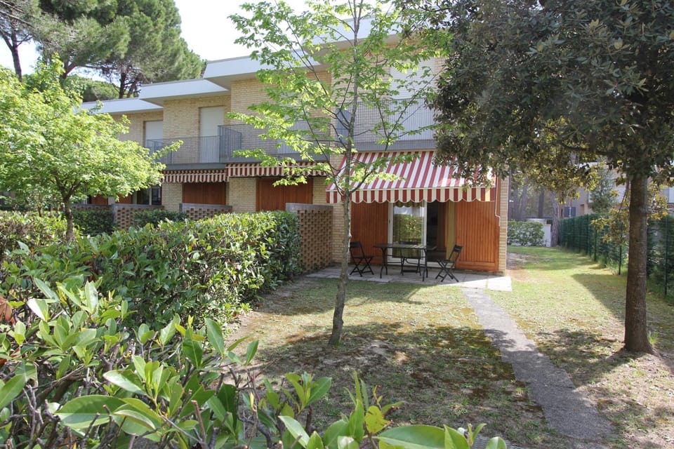 Property building, Facade/entrance, Garden, Garden