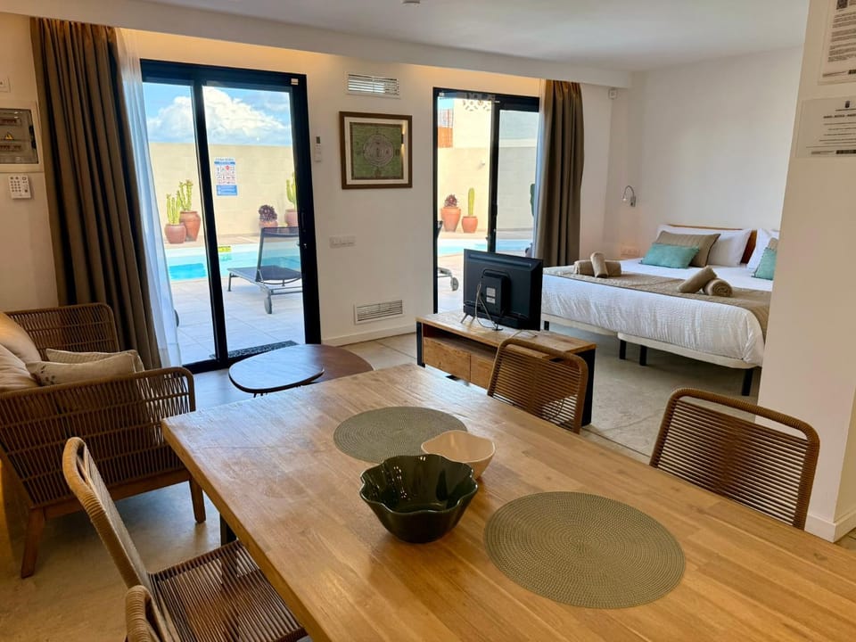 Bed, TV and multimedia, View (from property/room), Balcony/Terrace, Living room, Photo of the whole room, Seating area, Dining area, Bedroom, air conditioner