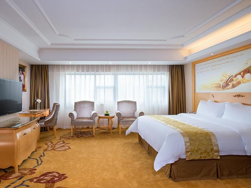 Vienna Hotel Guangdong Gaozhou City East Passenger Depot Hotel in Guangzhou