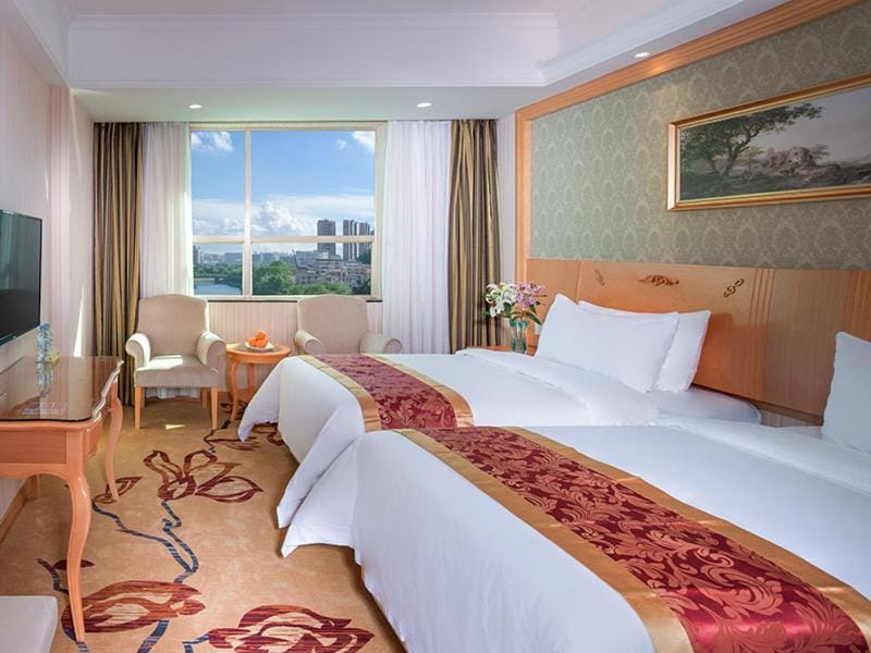 Vienna Hotel Shenzhen Guanlan Renming Road Heping Hotel in Shenzhen