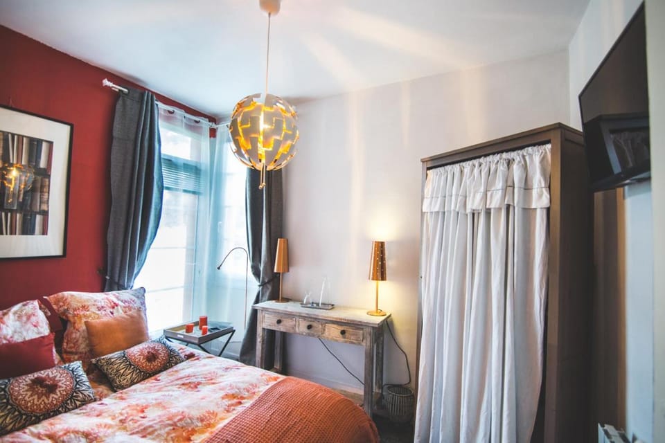 Facade/entrance, Bed, TV and multimedia, Photo of the whole room, Decorative detail, Seating area, Garden view, Inner courtyard view, locker