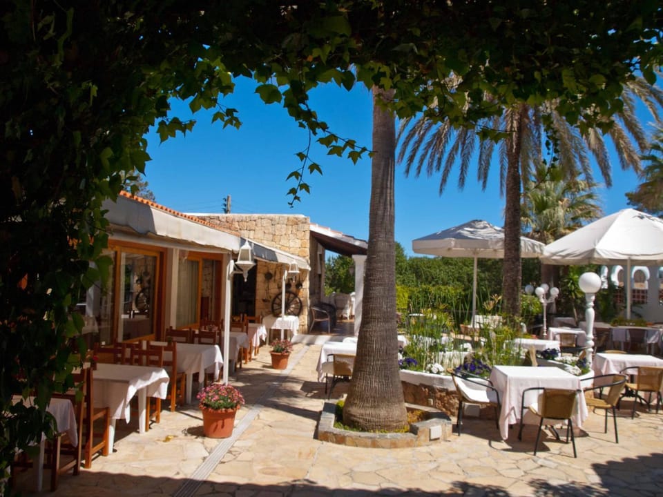 Property building, Patio, Restaurant/places to eat, Banquet/Function facilities, Dining area
