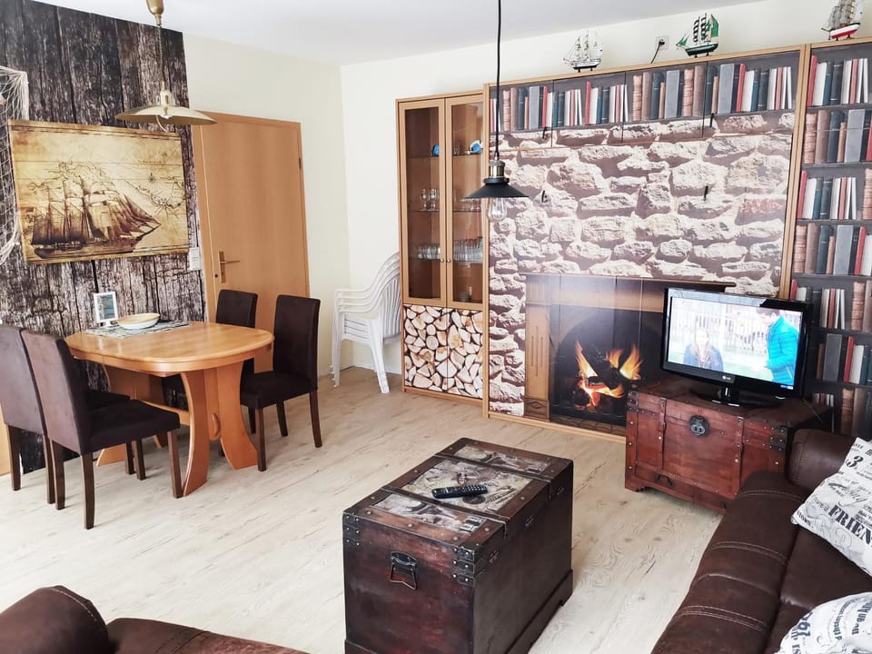 TV and multimedia, Living room, Seating area, Dining area, Evening entertainment
