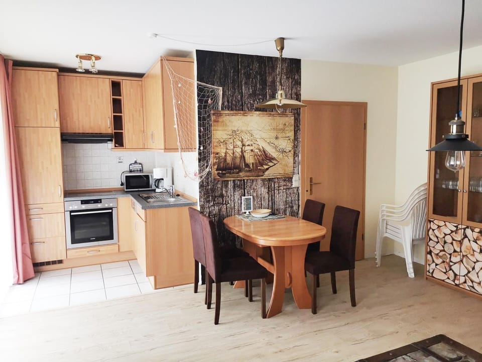Kitchen or kitchenette, Dining area, minibar, stove