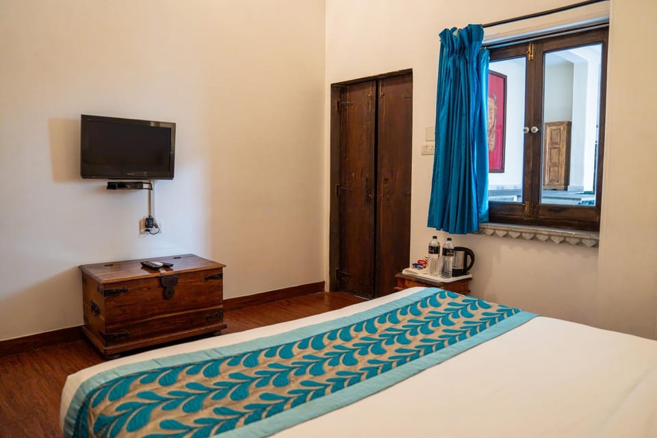 Bed, TV and multimedia, Bedroom