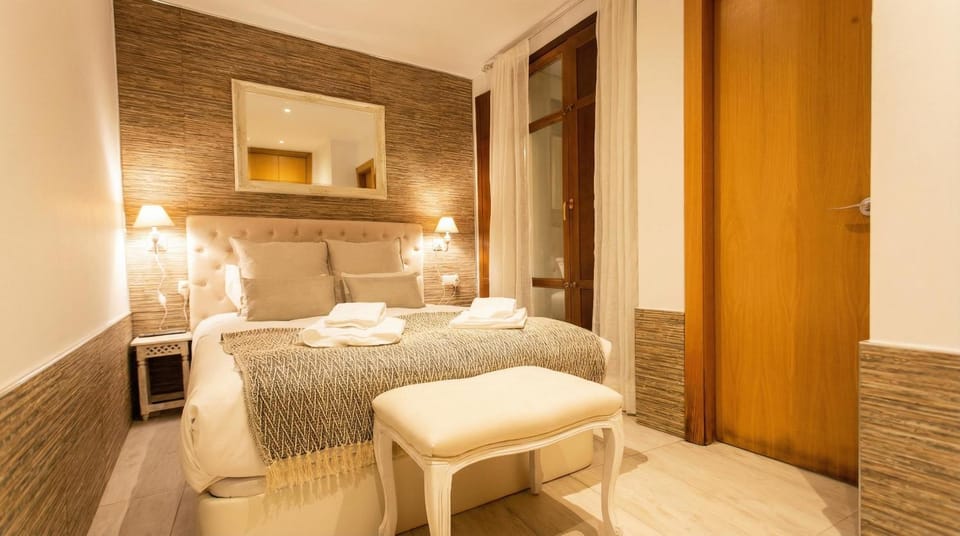 Bed, Living room, Photo of the whole room, Bedroom, wardrobe