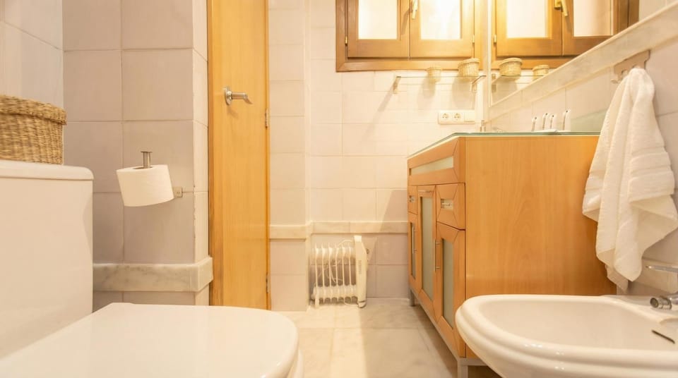 Shower, Toilet, Bathroom, towels