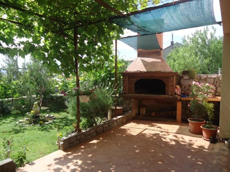 Patio, BBQ facilities, Decorative detail, Seating area