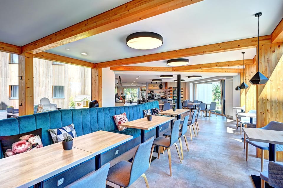 Restaurant/places to eat, Lobby or reception, Seating area