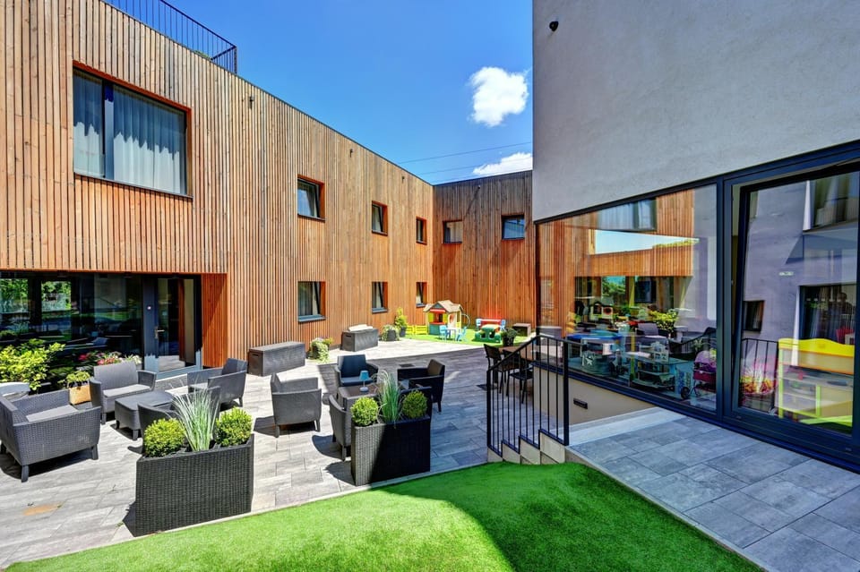 Property building, Garden, Balcony/Terrace, Seating area