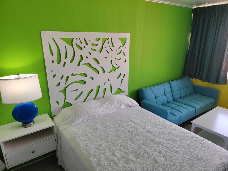 Bed, Seating area