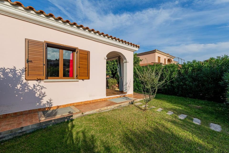 Property building, Patio, Facade/entrance, Garden