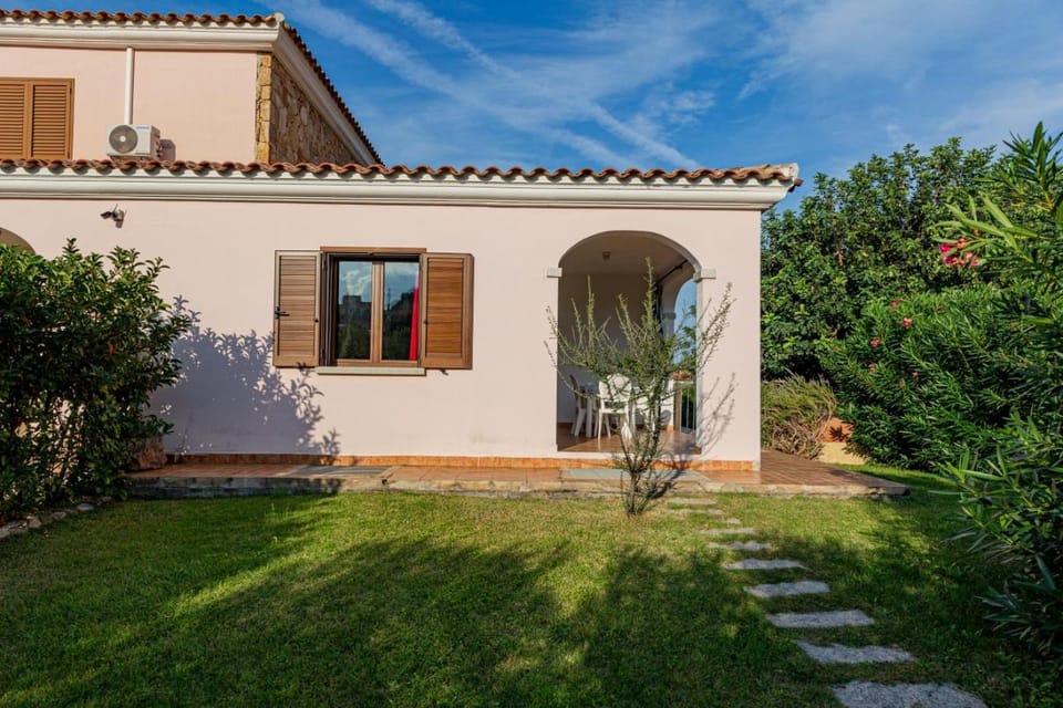 Property building, Patio, Facade/entrance, Garden