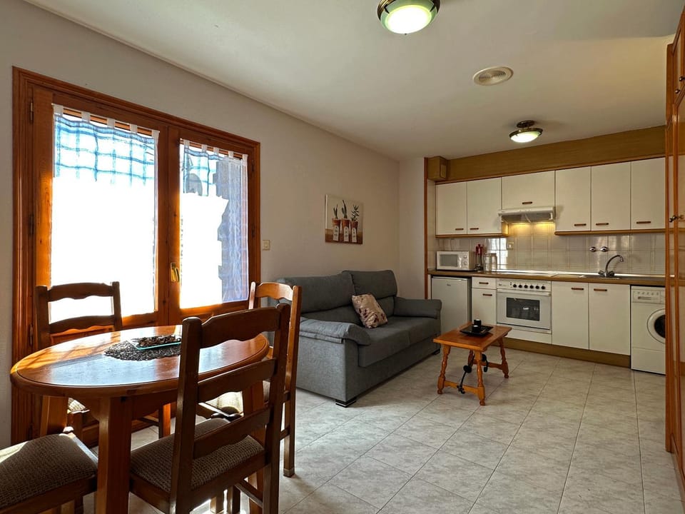 Kitchen or kitchenette, Living room, Dining area, oven, stove