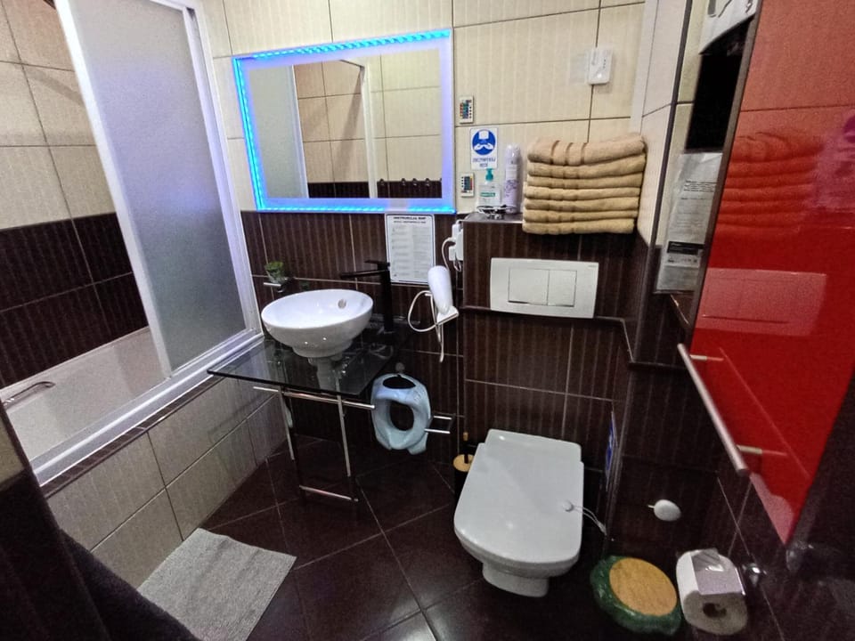 Bed, TV and multimedia, Evening entertainment, Bedroom