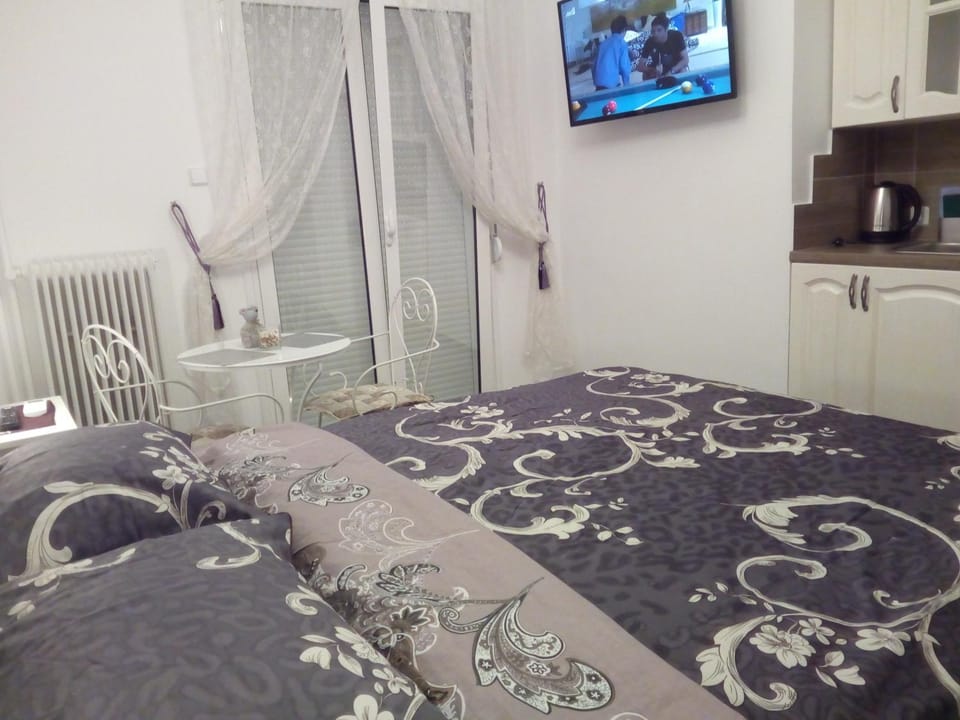 Bed, Photo of the whole room, Decorative detail, Decorative detail