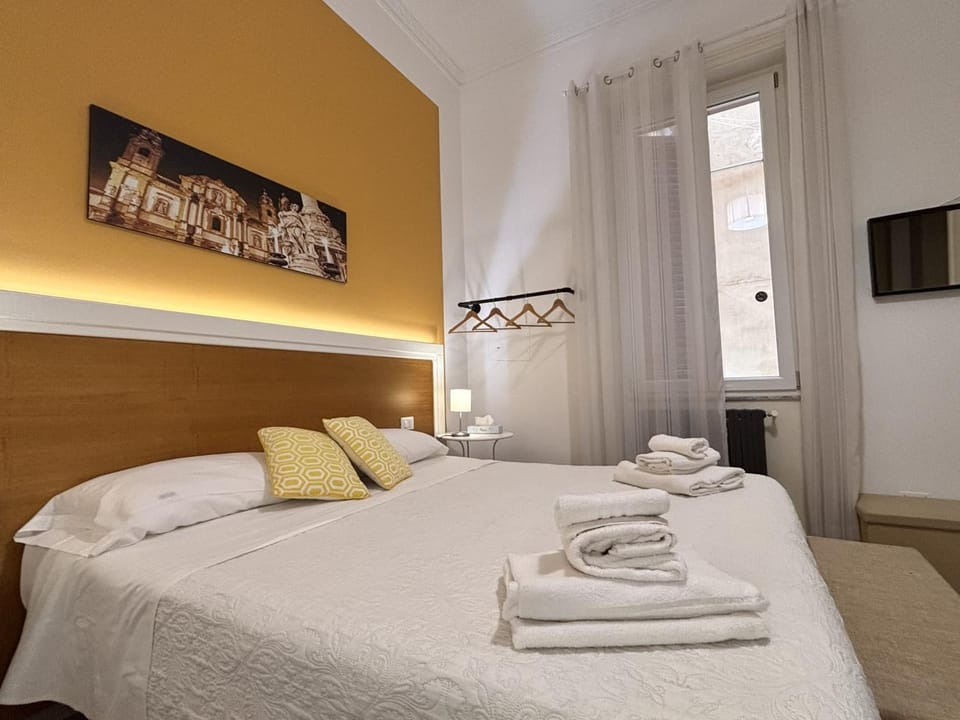 Bed, Photo of the whole room, Bedroom, towels