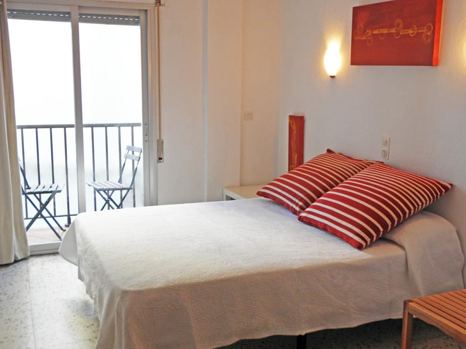Bed, Day, Balcony/Terrace