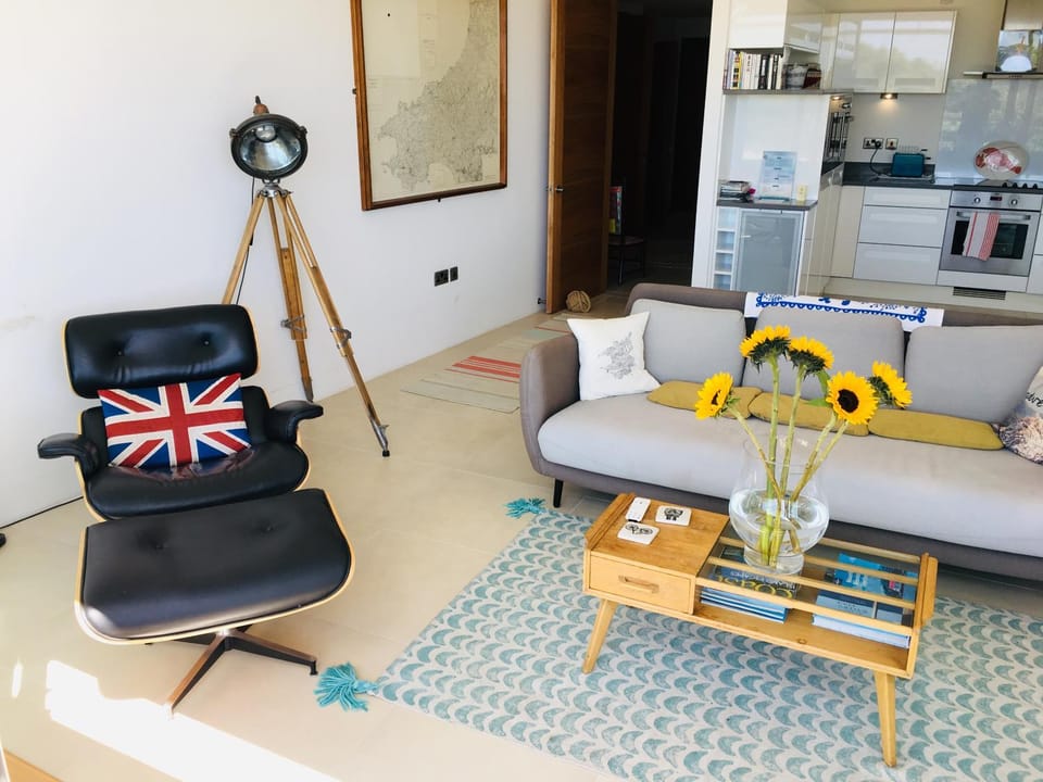 Kitchen or kitchenette, Seating area, oven, stove