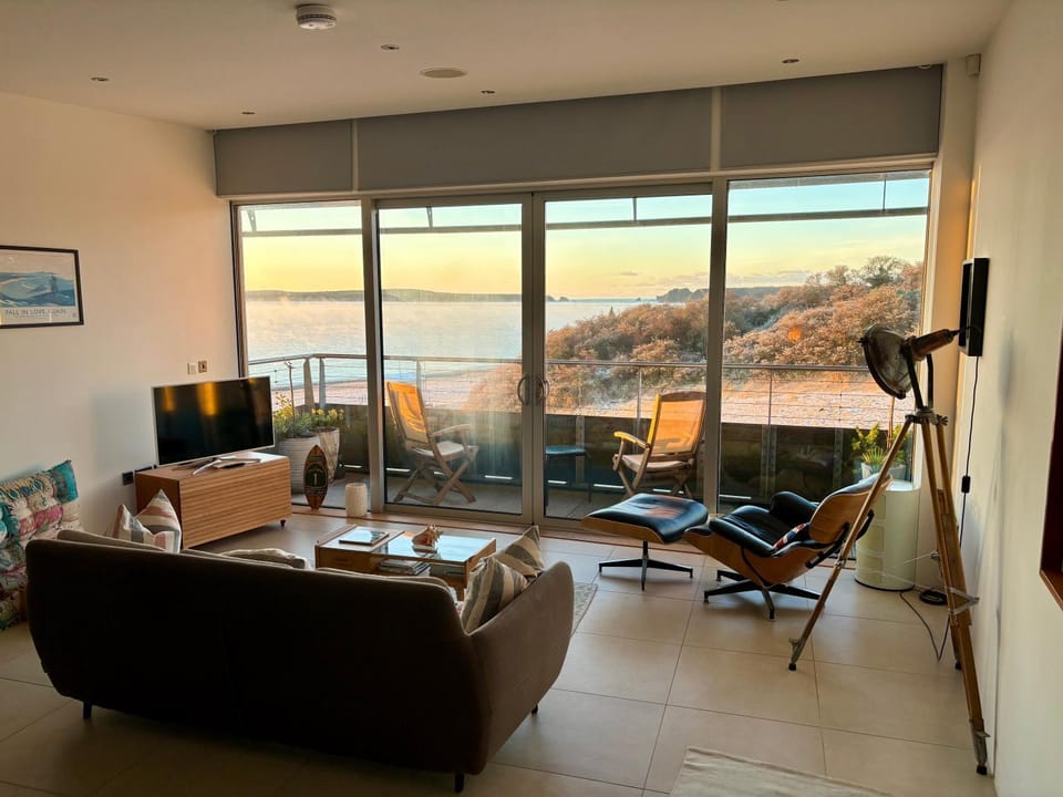 Communal lounge/ TV room, Natural landscape, TV and multimedia, View (from property/room), Balcony/Terrace, Living room, Seating area, Evening entertainment