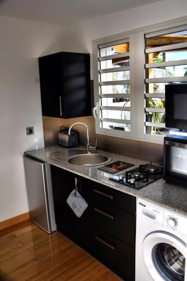 Kitchen or kitchenette, stove, washing machine