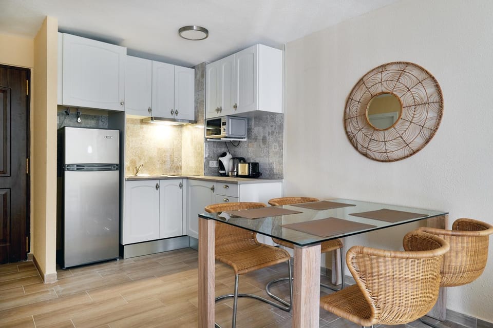 Kitchen or kitchenette, Food and drinks