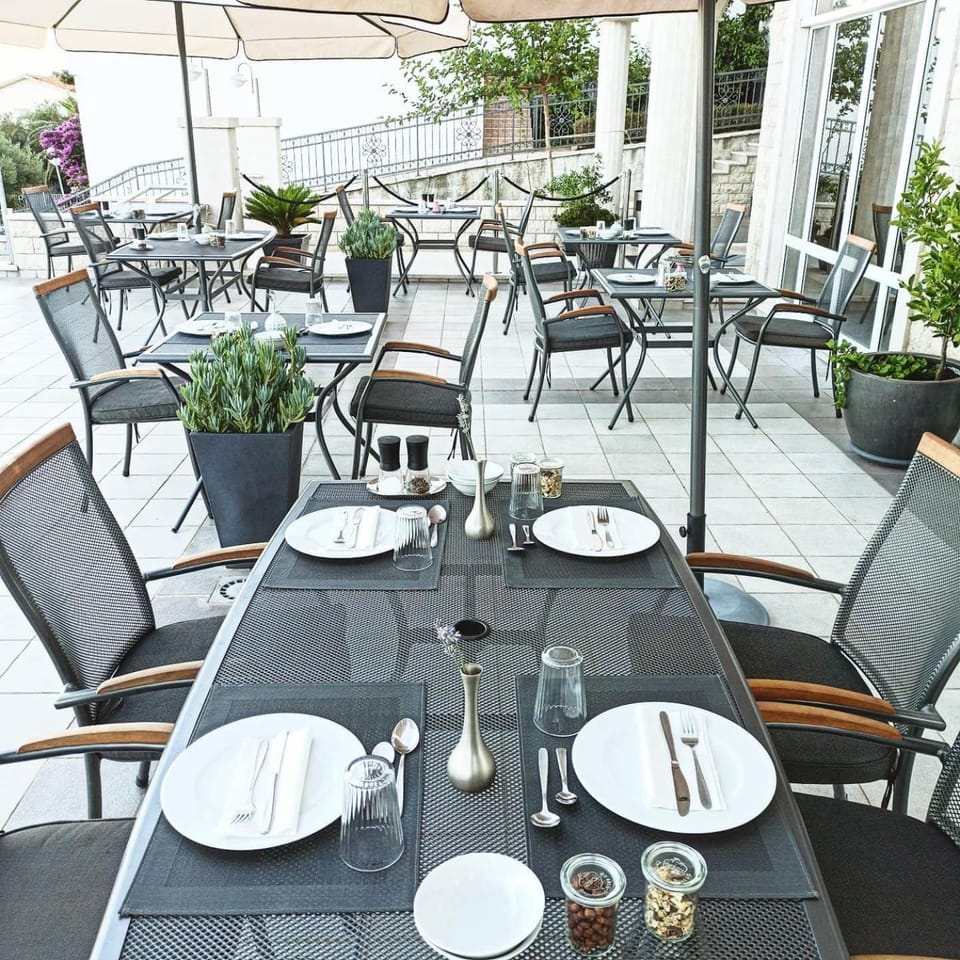 Restaurant/places to eat, Balcony/Terrace