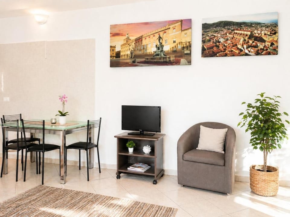 Communal lounge/ TV room, TV and multimedia, Living room, Seating area, Dining area, Evening entertainment
