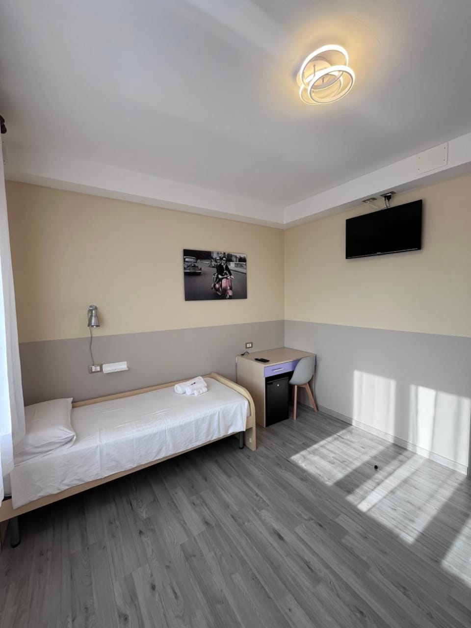 Bed, TV and multimedia, Photo of the whole room, Bedroom