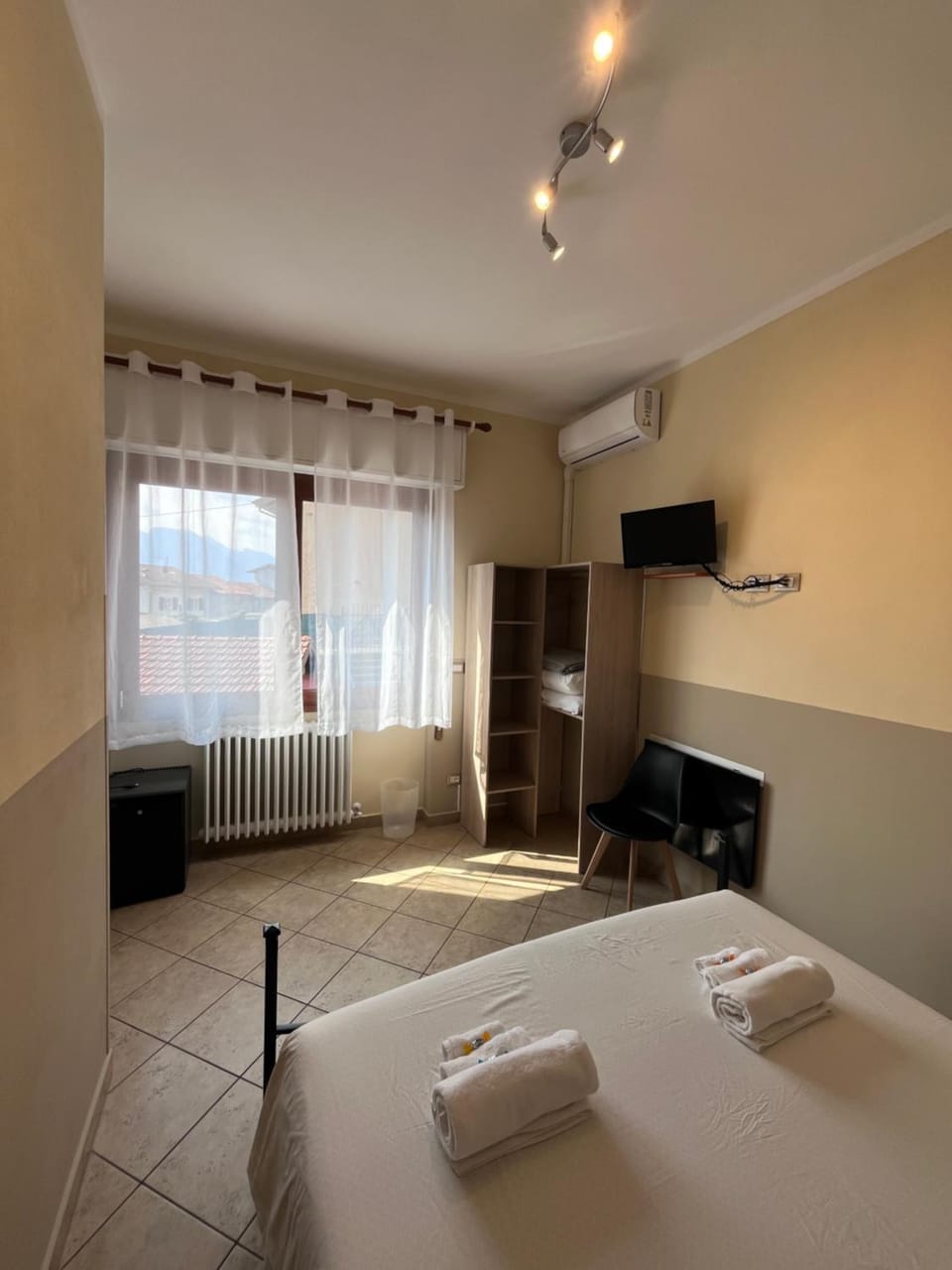 Bed, TV and multimedia, Photo of the whole room, Bedroom, towels, air conditioner