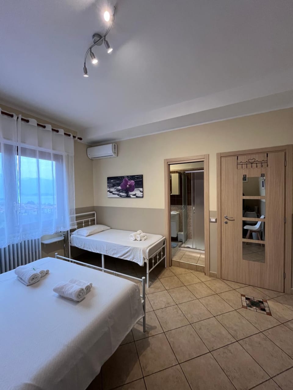 Bed, Photo of the whole room, Bedroom, air conditioner