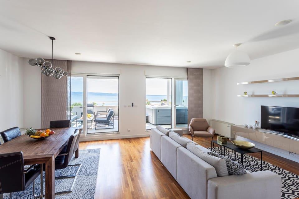 Communal lounge/ TV room, TV and multimedia, Living room, Seating area, Dining area, Sea view