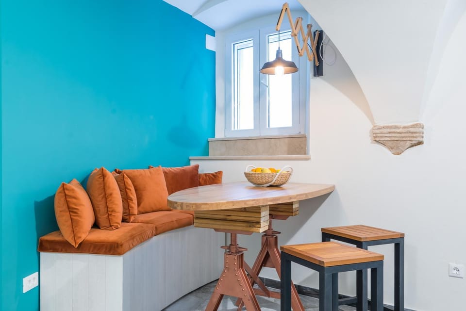Seating area, Dining area