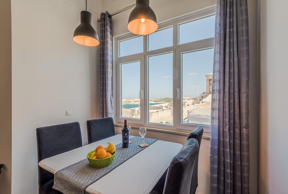 Dining area, Landmark view, Sea view