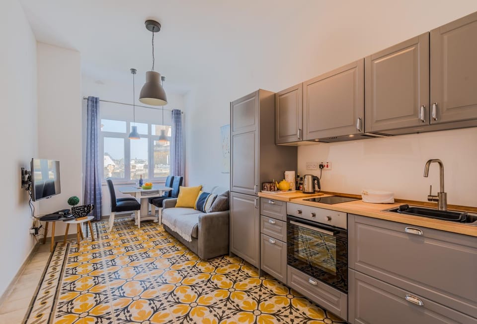 Coffee/tea facilities, Kitchen or kitchenette, Living room, Seating area, Dining area