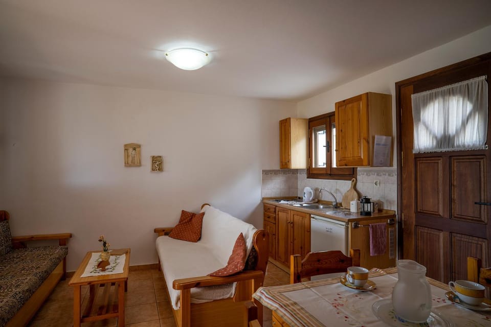 Coffee/tea facilities, Kitchen or kitchenette, Living room, Seating area, Dining area