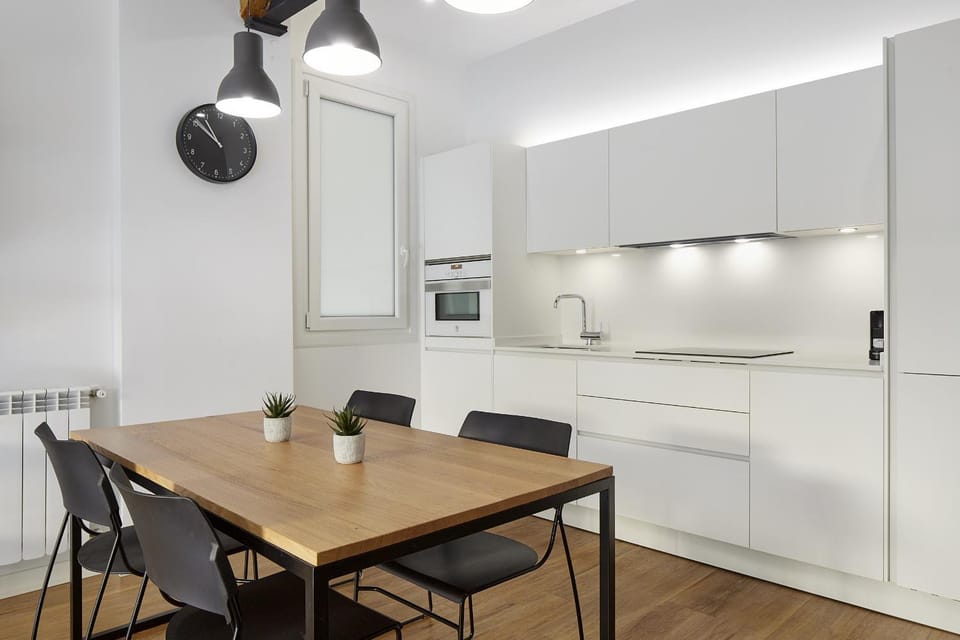 Kitchen or kitchenette, Dining area