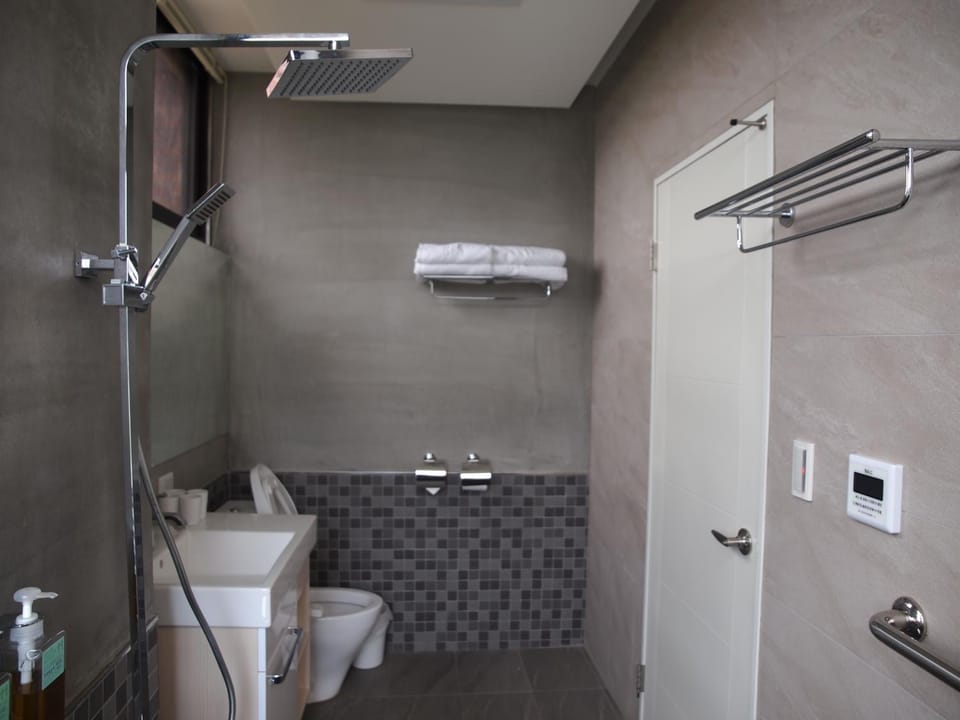 Shower, Toilet, Hot Tub, Bathroom, Bedroom
