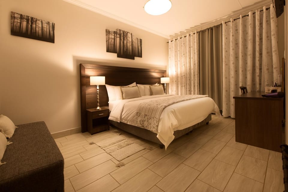 Bed, Photo of the whole room, Family