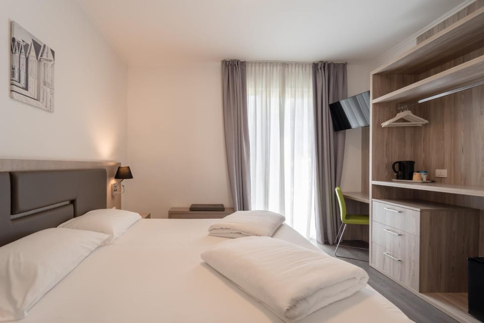 Bed, TV and multimedia, Photo of the whole room, Bedroom, minibar