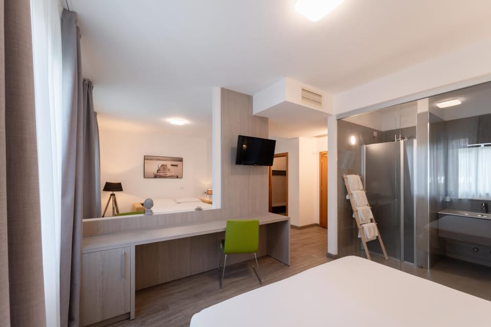 Communal lounge/ TV room, Bed, Bathroom, Photo of the whole room, Bedroom, air conditioner