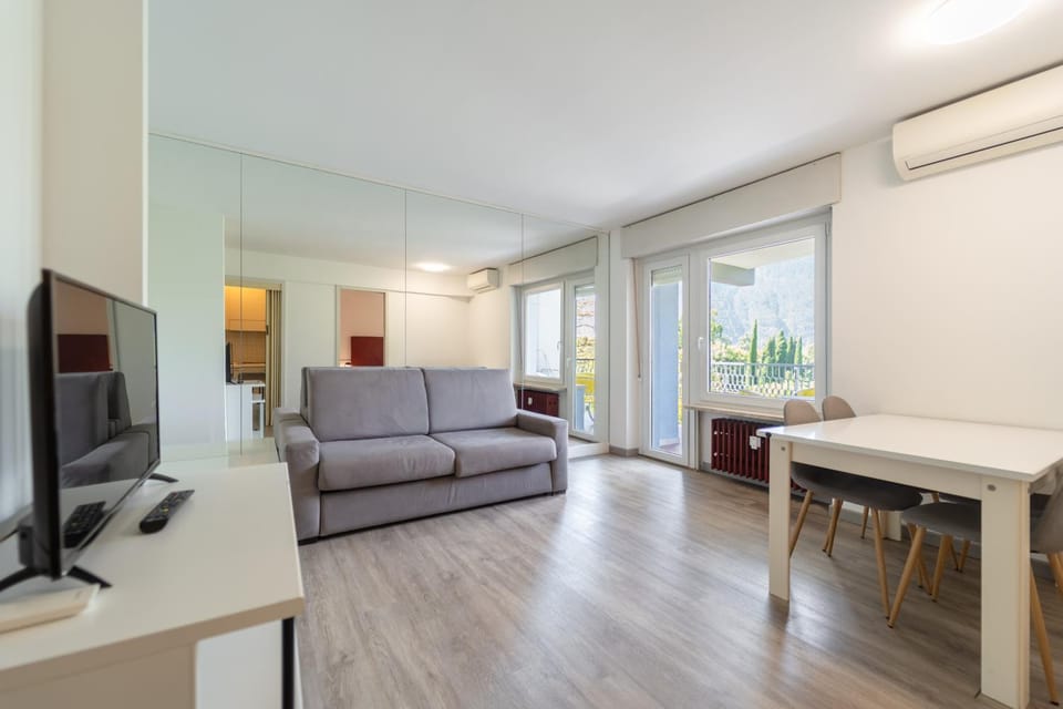 Communal lounge/ TV room, TV and multimedia, Living room, Seating area, Dining area