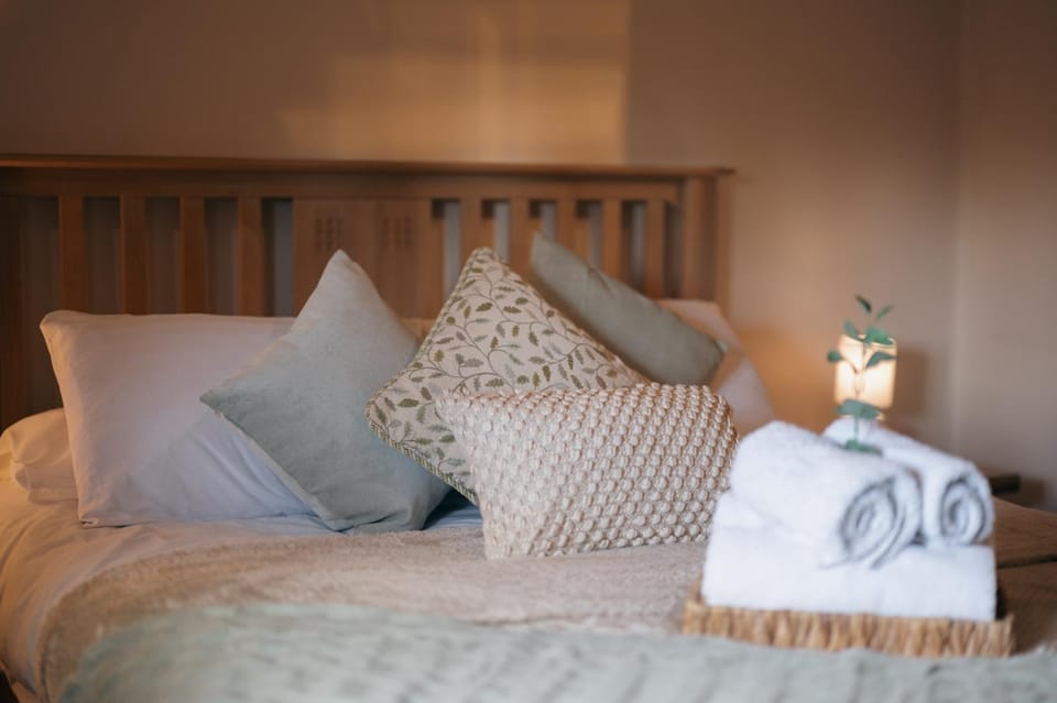 Bed, Bedroom, towels