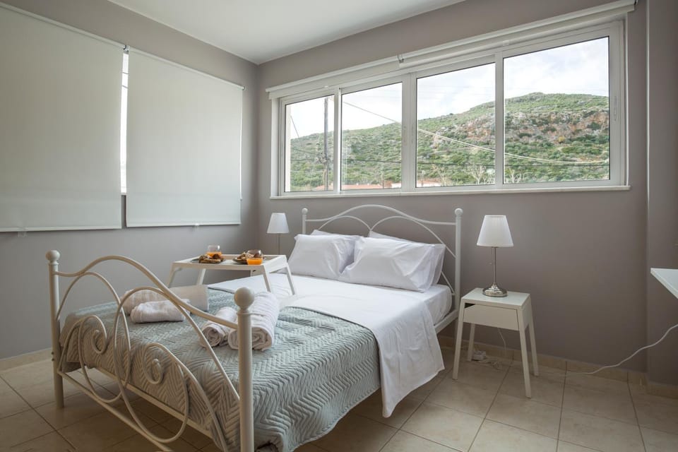 Bedroom, Mountain view