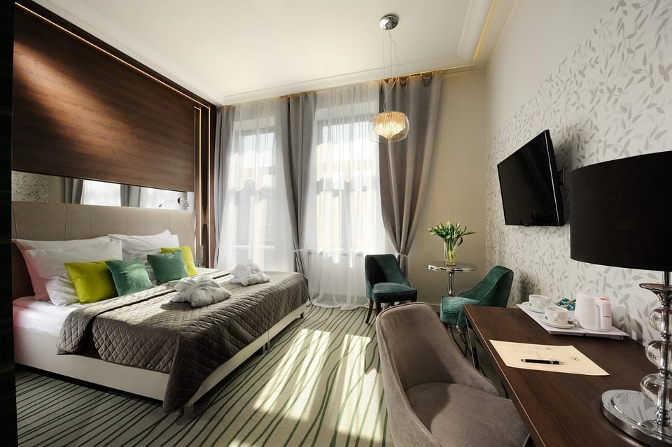 Bed, TV and multimedia, Seating area, Bedroom, Street view