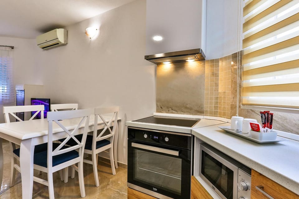Coffee/tea facilities, Kitchen or kitchenette, Dining area