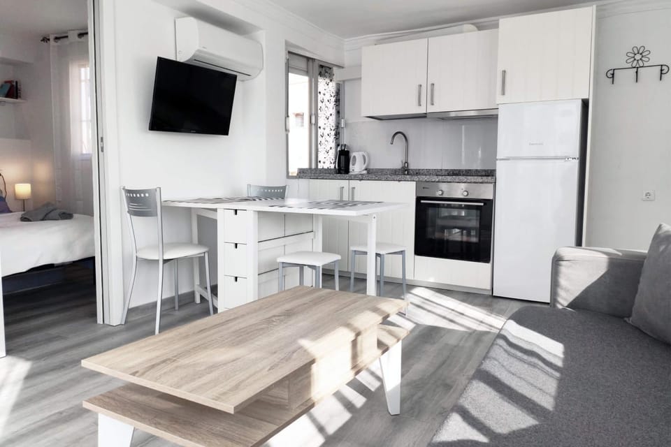 TV and multimedia, Kitchen or kitchenette, Living room, Photo of the whole room, Seating area, Dining area, On site, internet, air conditioner