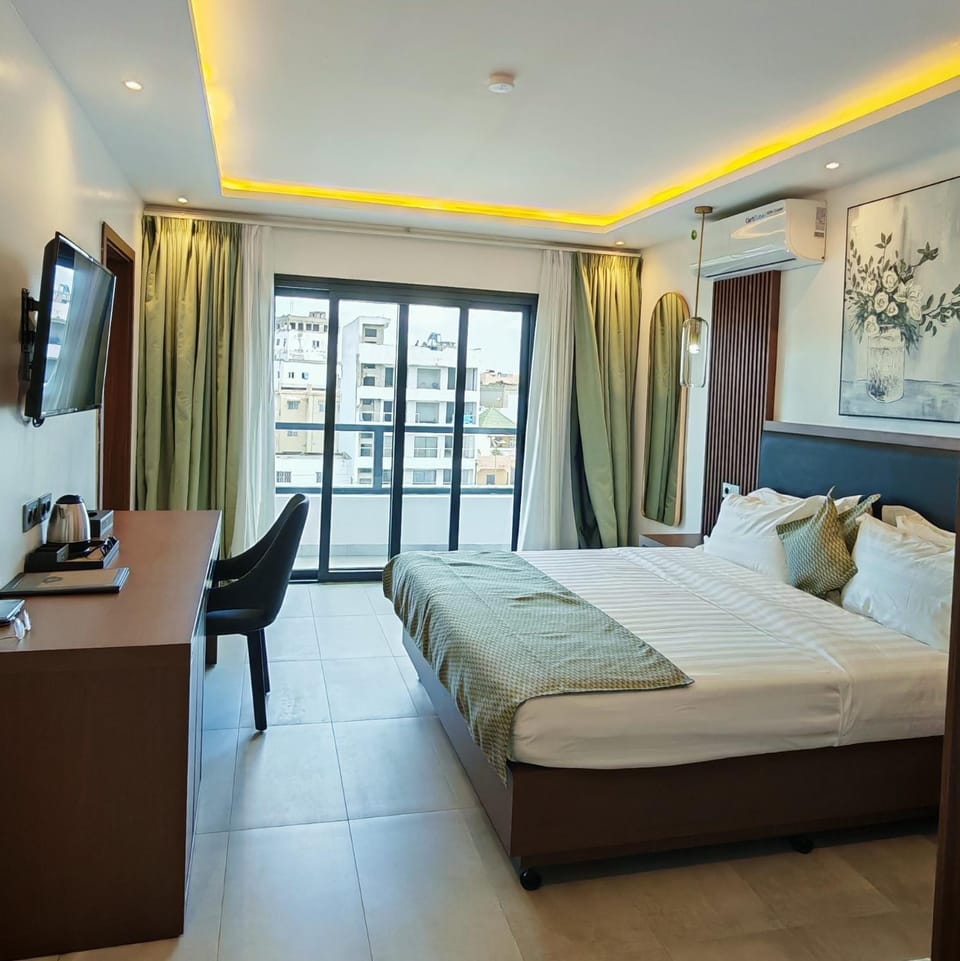 Bed, TV and multimedia, Photo of the whole room, Bedroom