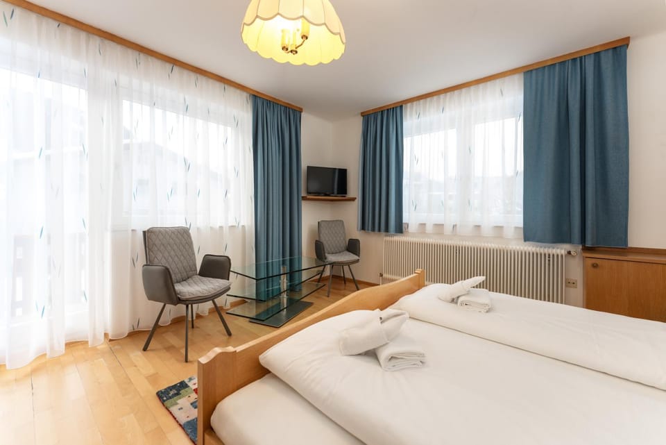 Bed, TV and multimedia, Bedroom